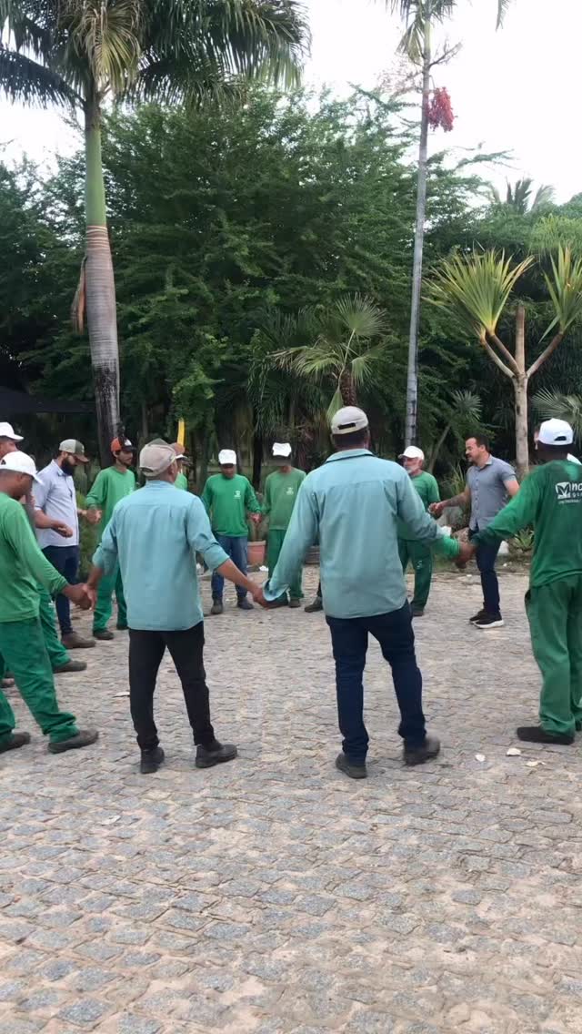 Hoje foi mais um dia de reunião, com muitos alinhamentos importantes. Aqui, não trabalhamos apenas com pessoas trabalhamos com vidas. Por isso, fazemos de tudo para garantir que nossos colaboradores recebam os melhores valores, reconhecimento e condições possíveis.